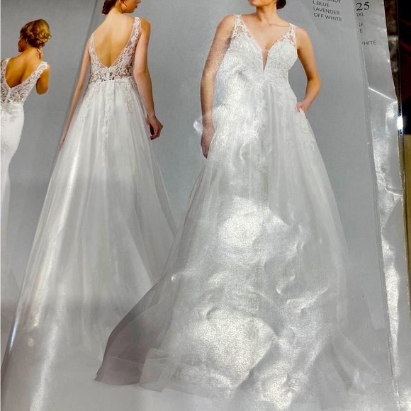 I'm selling thisdress because I bought it for my wedding, but I